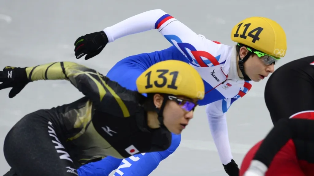 Kateřina Novotná (114) v rozjížďce short tracku na 1500 metrů
