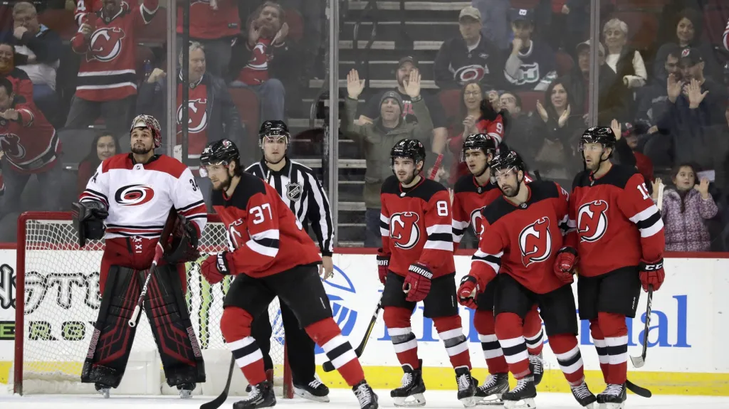 Hráči New Jersey slaví Zachův gól, v brance smutní Petr Mrázek