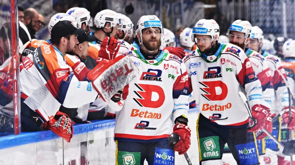 Pardubičtí Smejkal a Kondelík se radují z gólu