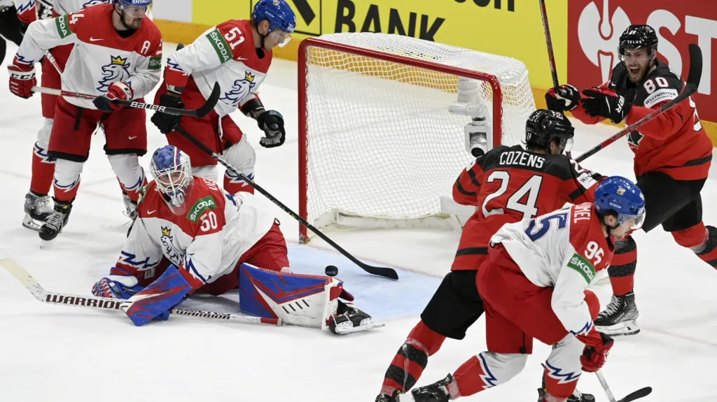 Kanaďan Dylan Cozens překonává Karla Vejmelku v české brance