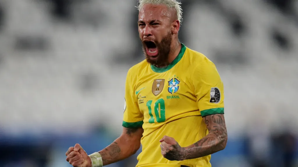 Brazilec Neymar se raduje z gólu
