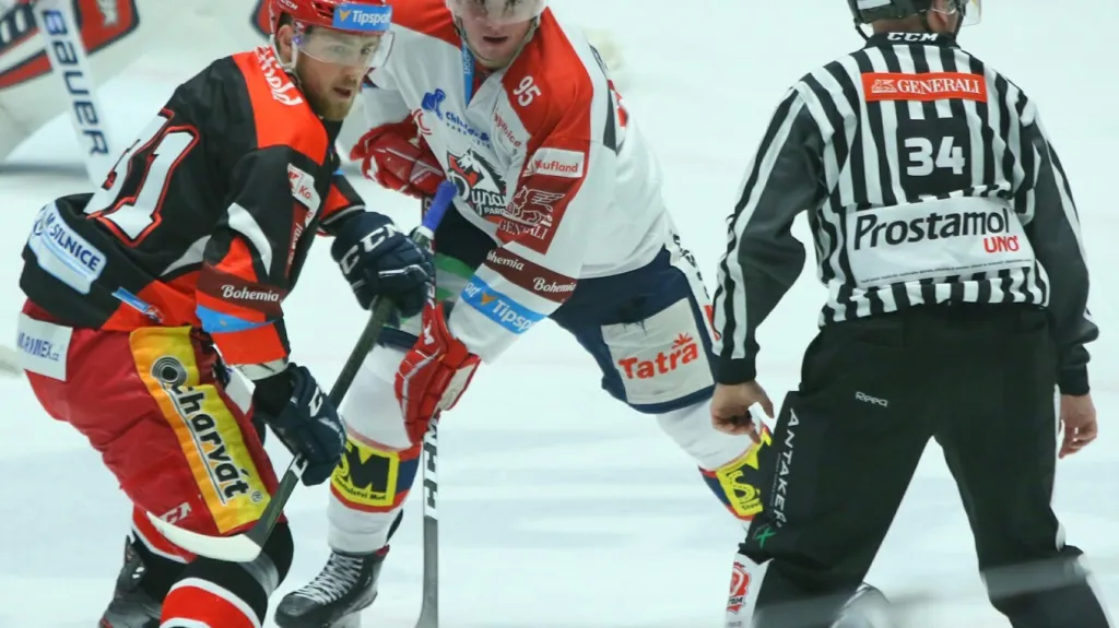 Jakub Lev z Hradce Králové (vlevo) v duelu s Pardubicemi