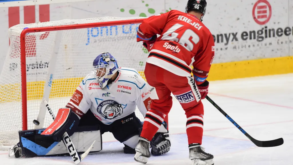Útočník Olomouce David Krejčí v akci proti libereckému brankáři Petru Kváčovi