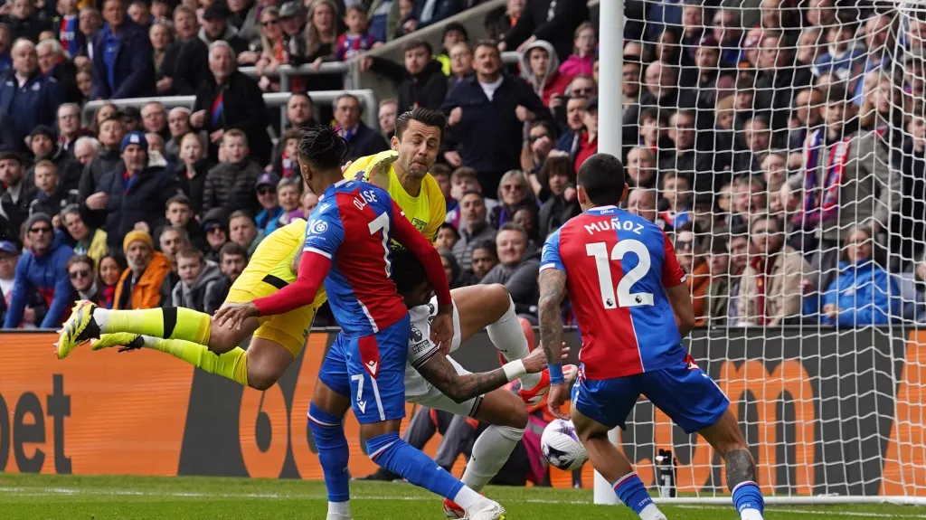 Michael Olise z Crystalu Palace střílí gól do sítě West Hamu
