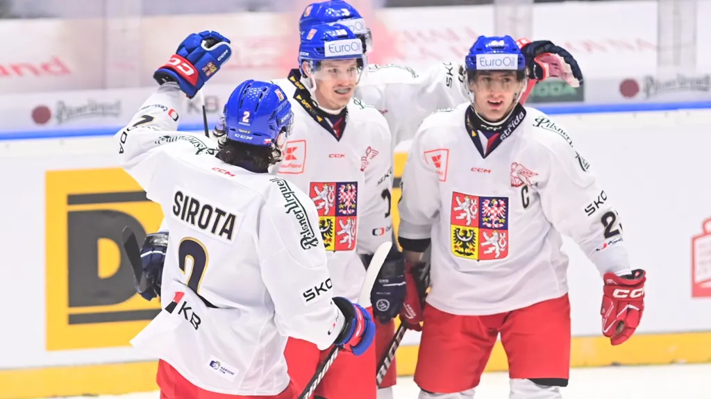 Dominik Kubalík (uprostřed) se raduje se spoluhráči z národního týmu