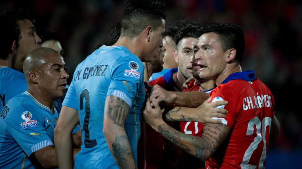 Čtrvtfinále mezi Chile a Uruguayí provázely bouřlivé emoce