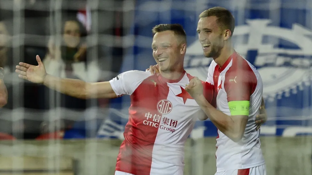 Tomáš Souček slaví gól se spoluhráčem Stanislavem Teclem