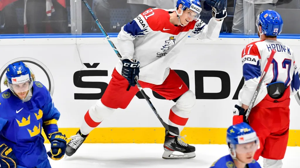 Dominik Kubalík slaví trefu s Filipem Hronkem