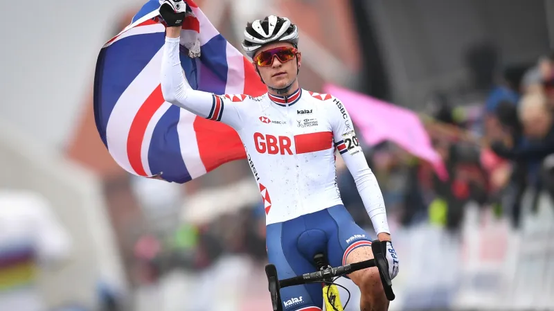 Tom Piddock se raduje z výhry na MS v kategorii do 23 let