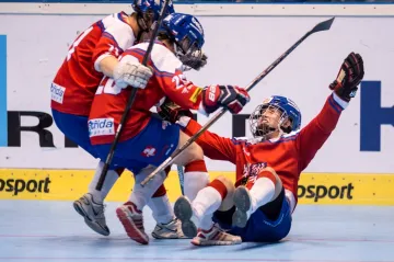 České hokejbalistky se radují z gólu do sítě USA