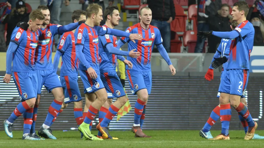 Fotbalisté Viktorie Plzeň se radují z gólu