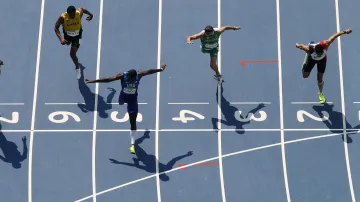 Doběh závodu na 400 metrů překážek