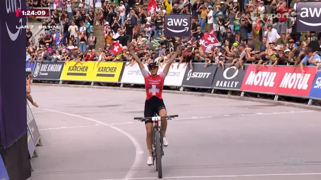 Závěr závodu cross country žen v Lenzerheide