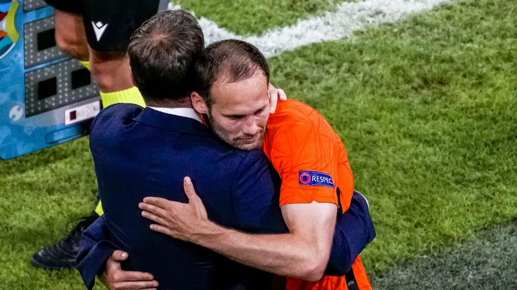 Daley Blind v objetí s trenérem Frankem de Boerem