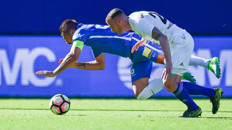 Faulovaný Milan Baroš z Liberce a Lukáš Pauschek z Mladé Boleslavi.