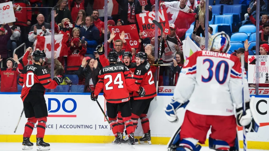 Brankář české dvacítky Josef Kořenář přihlíží radosti Kanady