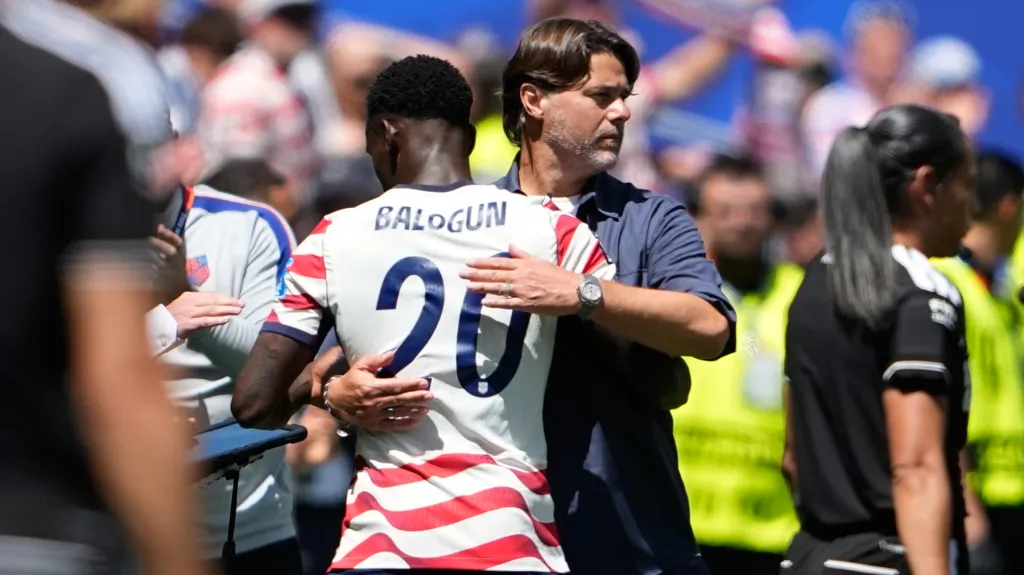 Mauricio Pochettino v objetí se svým svěřencem Folarinem Balogunem
