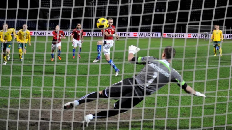 Michal Kadlec překonává z penalty Žydrunase Karčemarskase