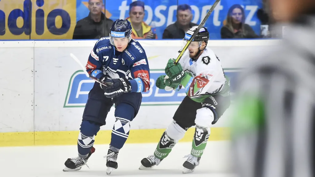 Adam Raška z Mladé Boleslavi (vpravo) v utkání s Plzní