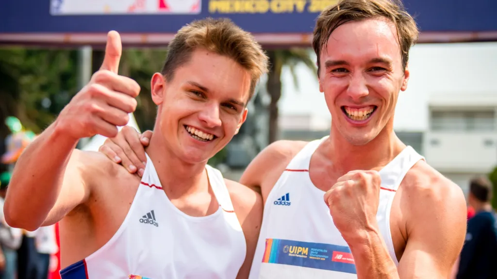 Moderní pětibojaři Jan Kuf (vpravo) a Martin Vlach