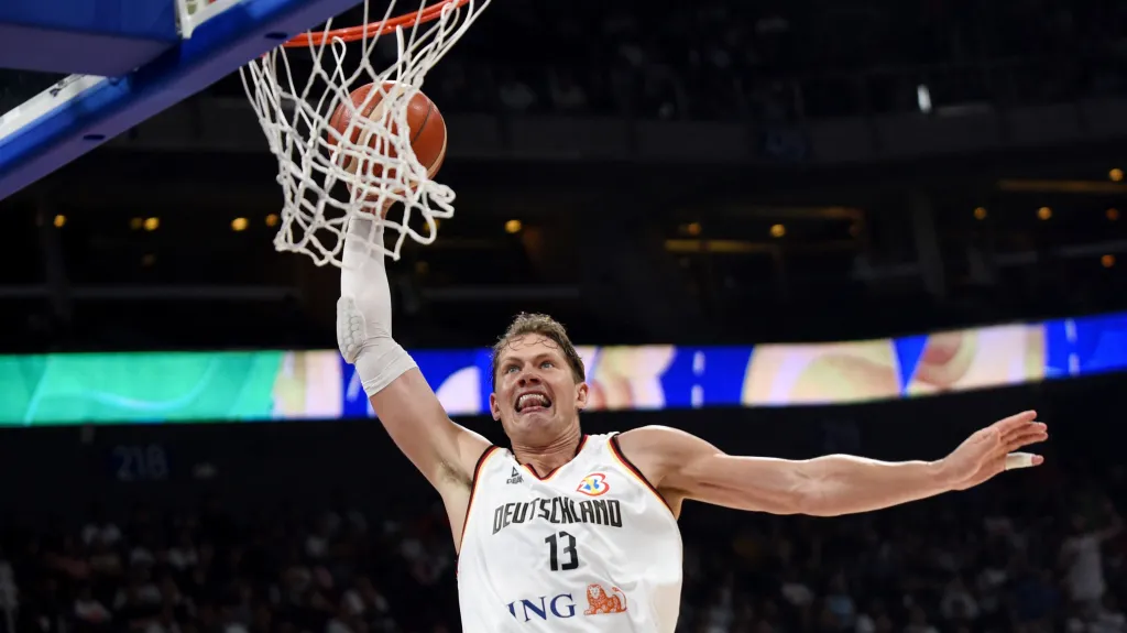 Němec Moritz Wagner smečuje do koše v utkání s Lotyšskem