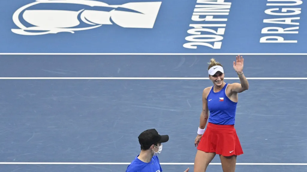 Markéta Vondroušová děkuje fanouškům v O2 areně