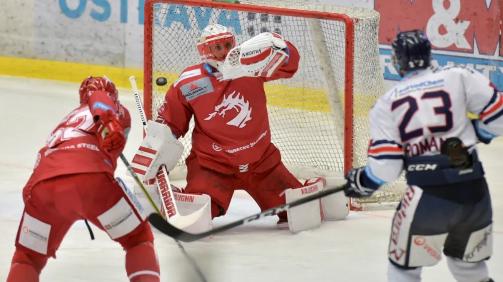 Třinecký brankář Šimon Hrubec inkasuje branku po střele vítkovického Ondřeje Romana