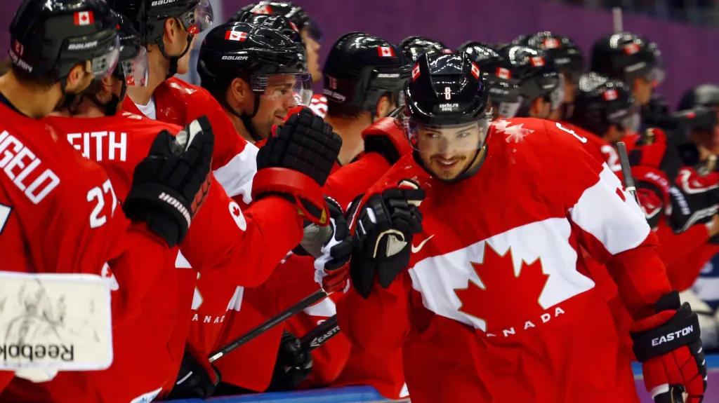 Drew Doughty slaví se svými spoluhráči vstřelený gól