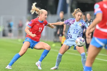 Klára Cahynová (vlevo) v utkání proti Španělkám