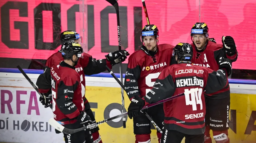 Hokejisté Sparty Praha v utkání proti Dynamu