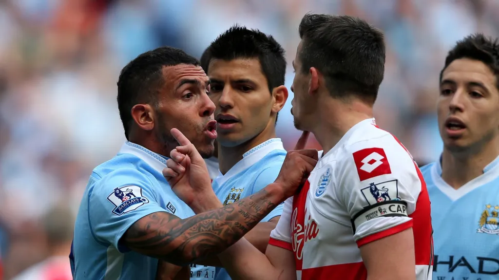 Konflikt Joeyho Bartona s Carlosem Tévezem