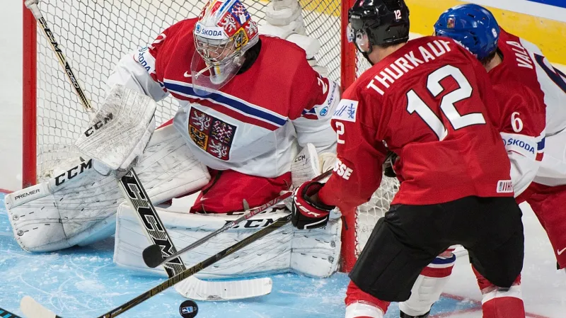 Český brankář Jakub Škarek zasahuje na MS do 20 let proti střele v duelu se Švýcary