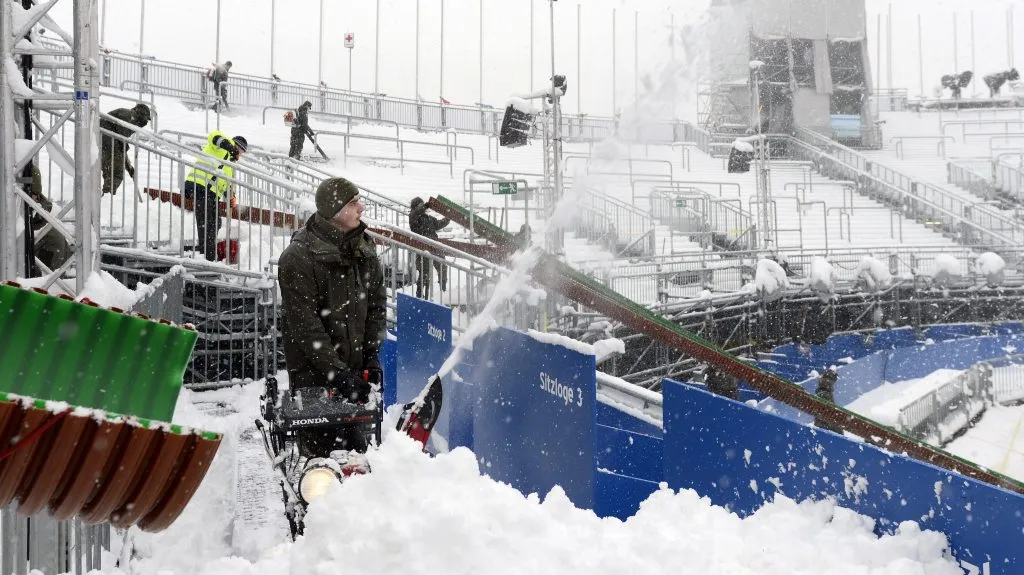 Organizátoři odklízejí sníh na tribunách ve Schaldmingu