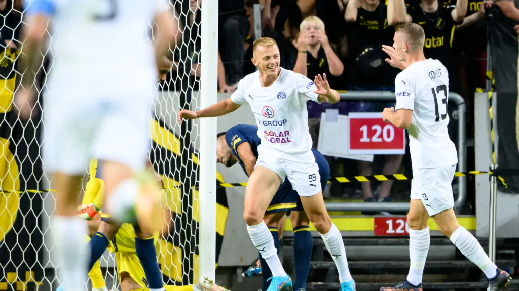 Vlasij Sinjavskij (uprostřed) oslavuje se spoluhráči ze Slovácka gól