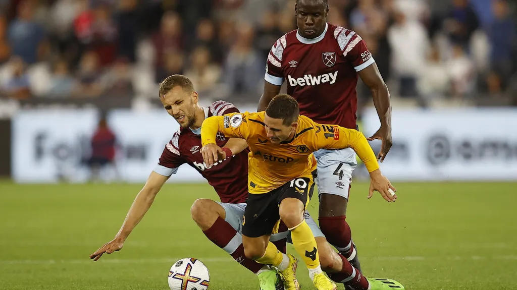 Tomáš Souček z West Hamu v souboji s Danielem Podencem z Wolves