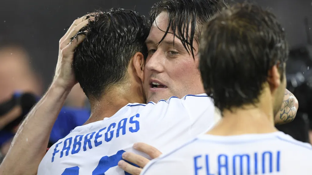 Tomáš Rosický v objetí s Céscem Fábregasem