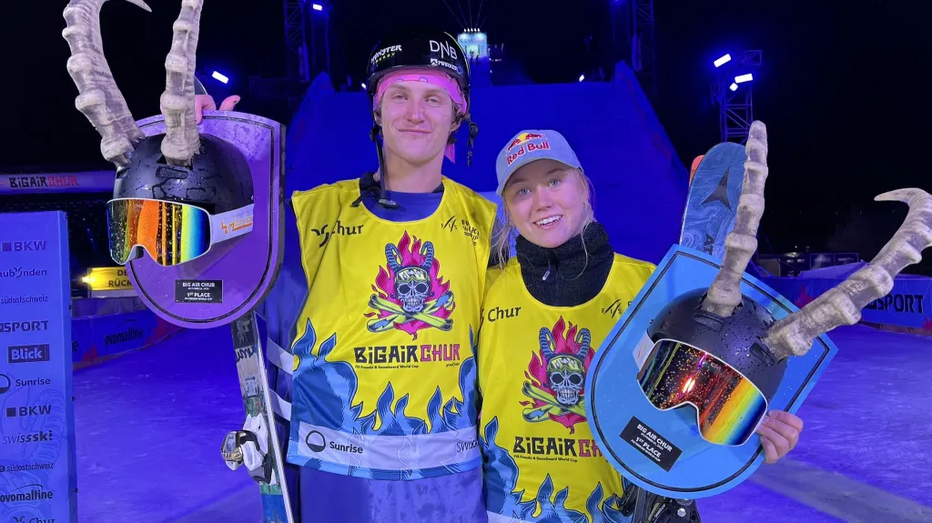 Birk Ruud a Tess Ledeuxová s trofejemi z Churu