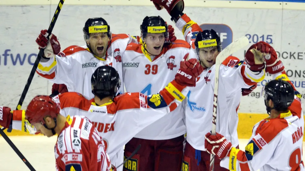 Hokejisté Olomouce slaví gól