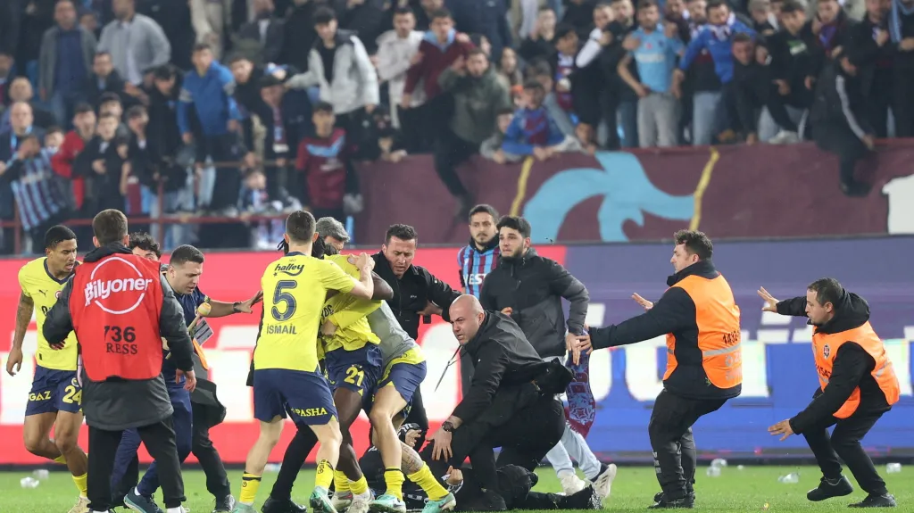 Potyčka příznivců Trabzonsporu s hráči Fenerbahce