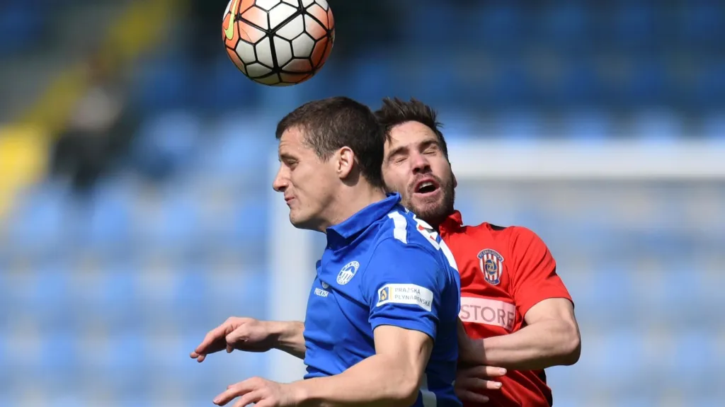 Liberecký Herold Shala (vlevo) v hlavičkovém souboji s Matúšem Lackem z Brna