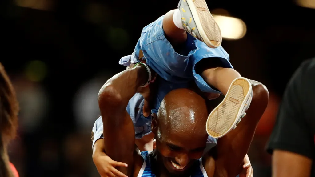Mo Farah oslavuje