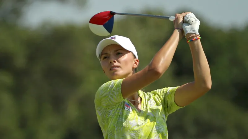 Klára Spilková se svým driverem v českých barvách