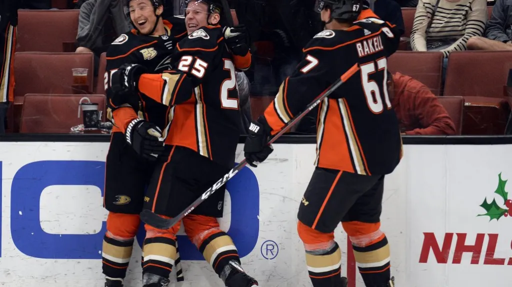 Pavel Zacha se raduje se spoluhráči