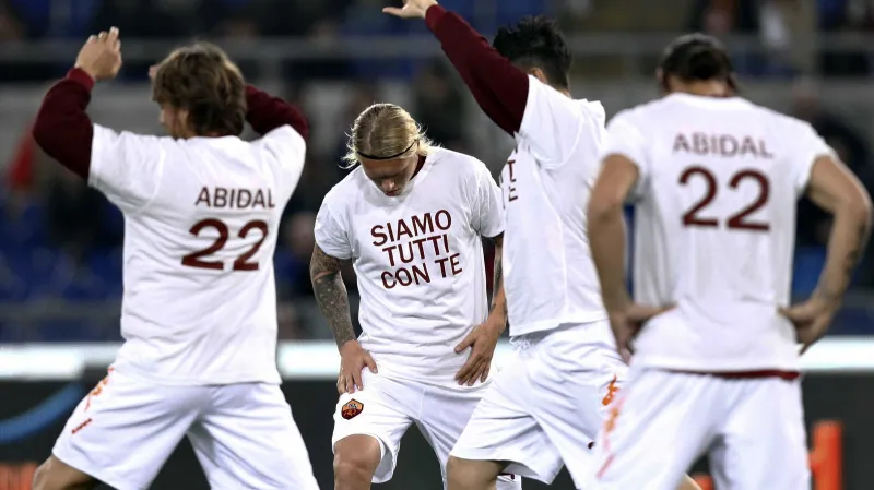 Hráči AS Řím vzpomínají při tréninku na Abidala