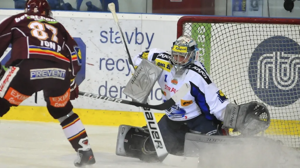 Brankář Brna Sasu Hovi v utkání se Spartou