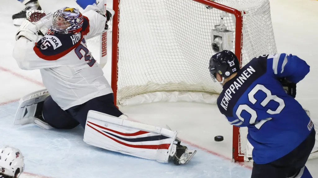 Joonas Kemppainen překonává Jimmyho Howarda v brance USA