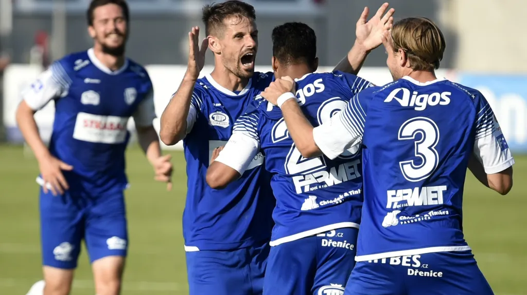 Fotbalisté Pardubic se radují z gólu