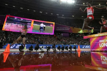 Beatrice Chepkoechová si uvědonuje svou chybu a vrací se na vodní příkop