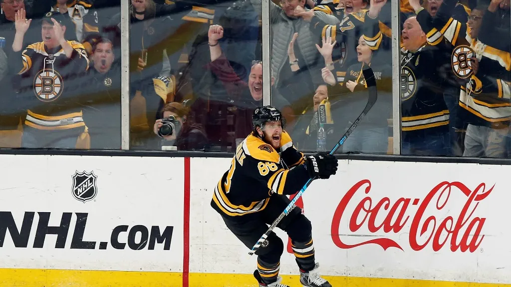 David Pastrňák z Bostonu se raduje z vítězného gólu v utkání proti Columbusu