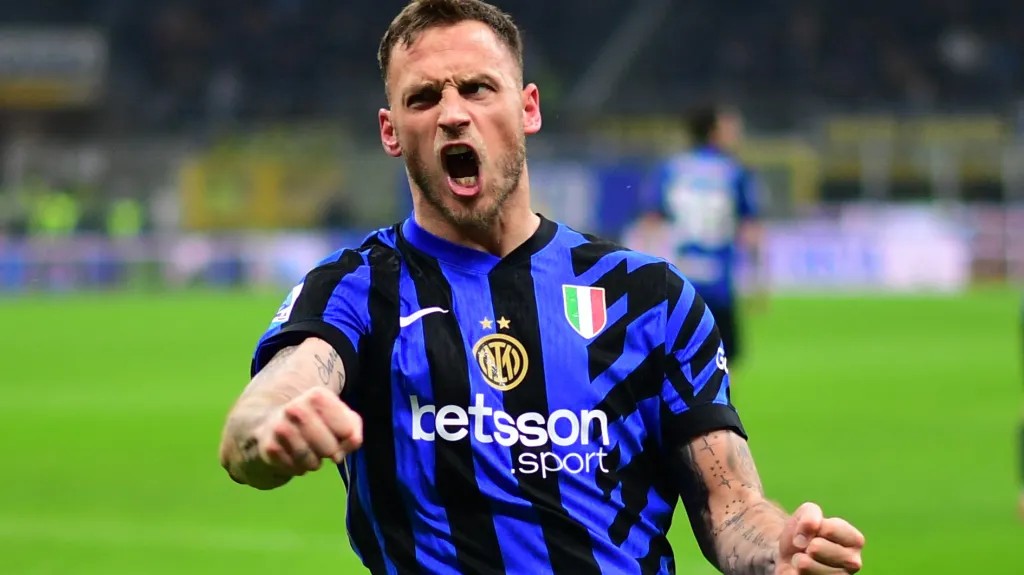 Marco Arnautovic z Interu Milán oslavuje gól